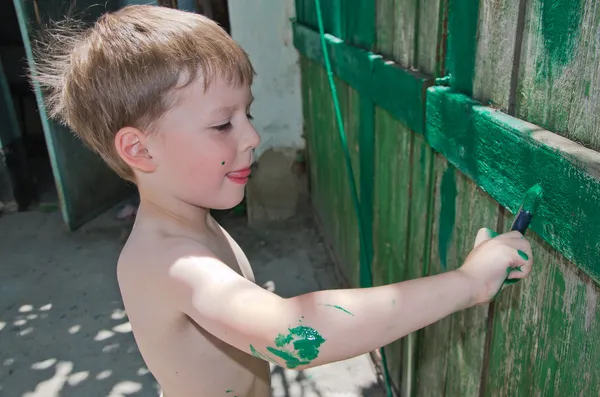 Chico pintando la valla — Foto de Stock