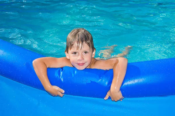 Fiú a medencében — Stock Fotó