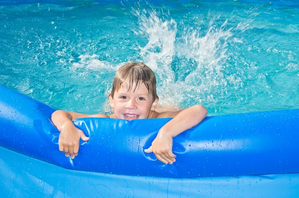 Fiú a medencében — Stock Fotó
