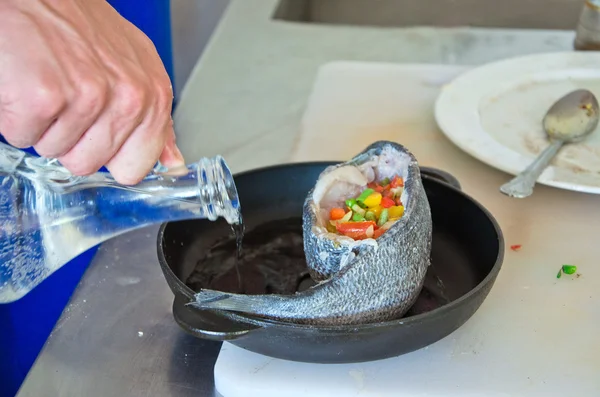 เตรียมอาหารจากปลายัดไส้ — ภาพถ่ายสต็อก