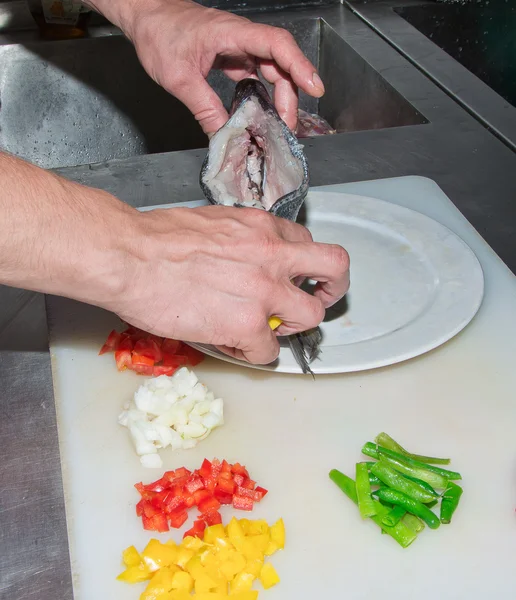 Preparação de pratos de peixe recheado — Fotografia de Stock