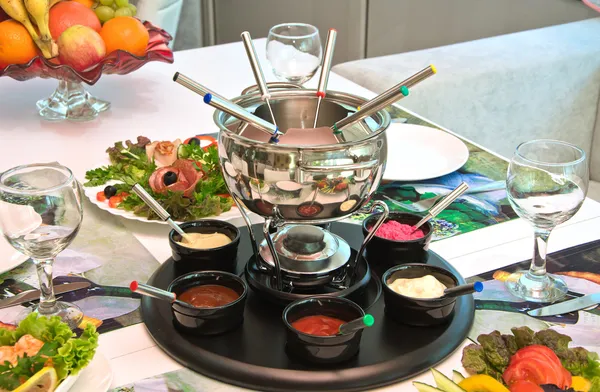 Partai disajikan dengan fondue — Stok Foto