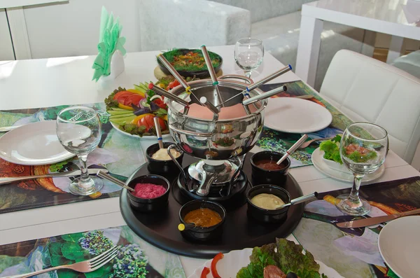 Partai disajikan dengan fondue — Stok Foto