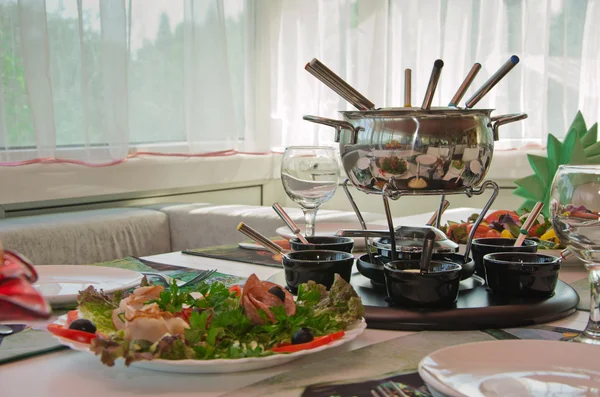 Partij geserveerd met een fondue — Stockfoto