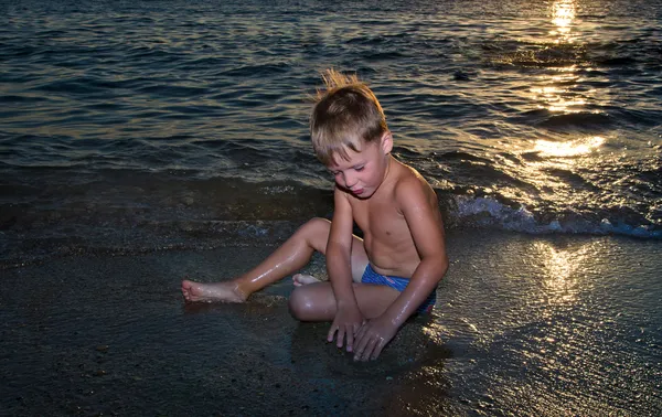 Pojke och havet — Stockfoto