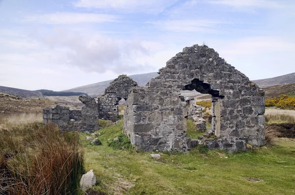 Antigua casa, ruinas en el valle de las montañas — Foto de Stock