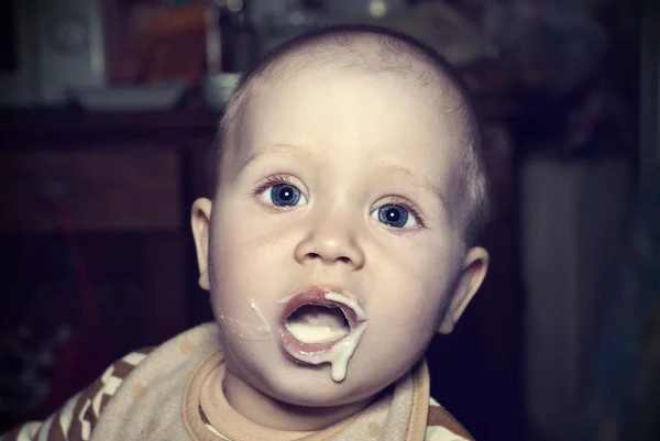 子のお粥を食べる — ストック写真