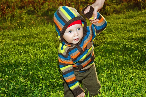Child walks on a green meadow in nature. — Stock Photo, Image