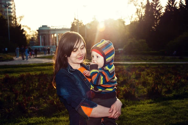 Anne ile oğlu açık — Stok fotoğraf