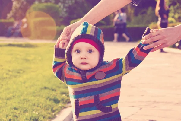 Дитина гуляє в сонячному парку — стокове фото