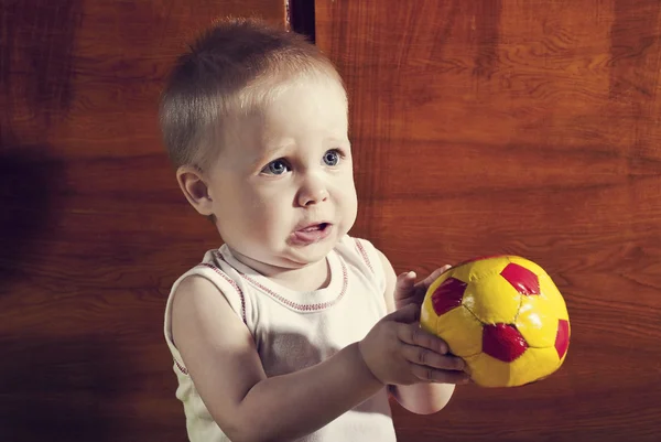 Niño con pelota —  Fotos de Stock