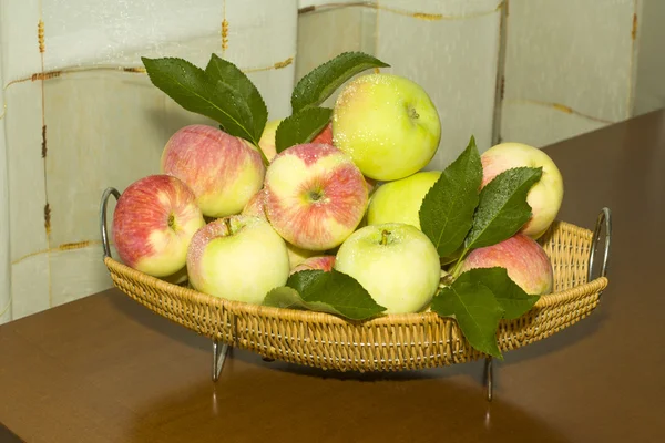 Летние яблоки крупный план — стоковое фото
