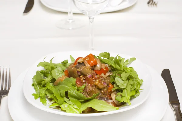 Салат с баклажанами — стоковое фото