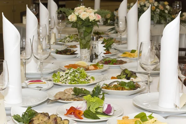Wedding tables covered with refreshments — Stock Photo, Image
