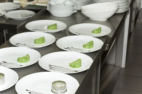 Dish in a restaurant kitchen — Stock Photo, Image