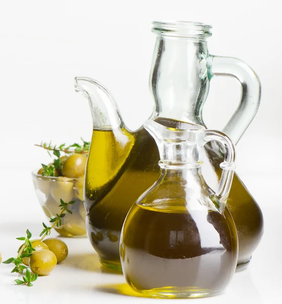 Оливковое масло и оливки — стоковое фото