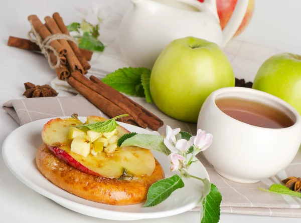 Apfelkuchen mit Teetasse — Stockfoto