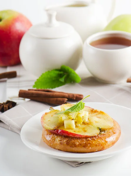 アップル ケーキと紅茶のカップ — ストック写真
