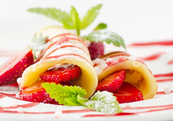 Pannkakor med jordgubbar — Stockfoto