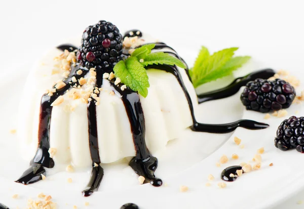 Dessert with cream and blackberries — Stock Photo, Image
