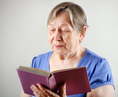 yaşlı kadın ile kitap