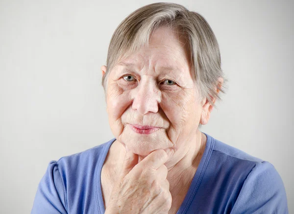 Sorgligt gammal senior kvinna — Stockfoto