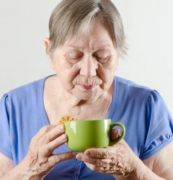 Senior vrouw met thee beker — Stockfoto