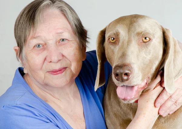 Старшая женщина и собака — стоковое фото