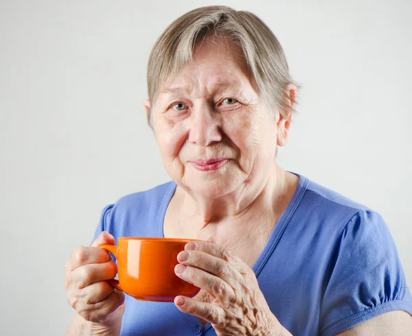 Kvinna med te kopp — Stockfoto