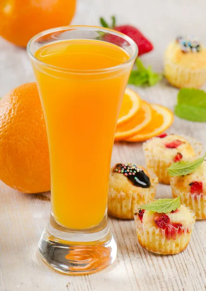 Sumo de laranja e muffins — Fotografia de Stock