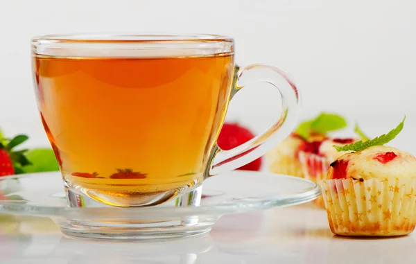 紅茶のカップとマフィン — ストック写真
