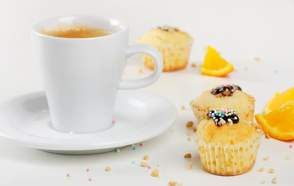 Coffee cup and muffins — Stock Photo, Image