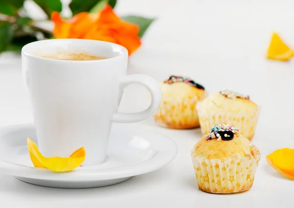 Kaffeetasse und Muffins — Stockfoto