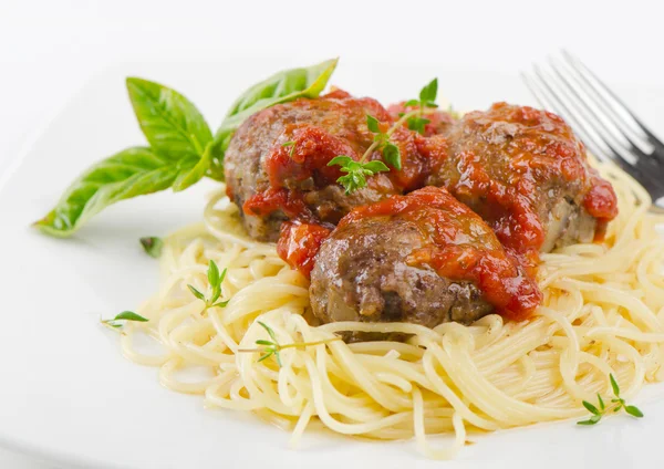 Спагетти и мясные шарики — стоковое фото