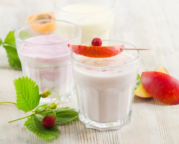 Fresh fruit yogurt — Stock Photo, Image