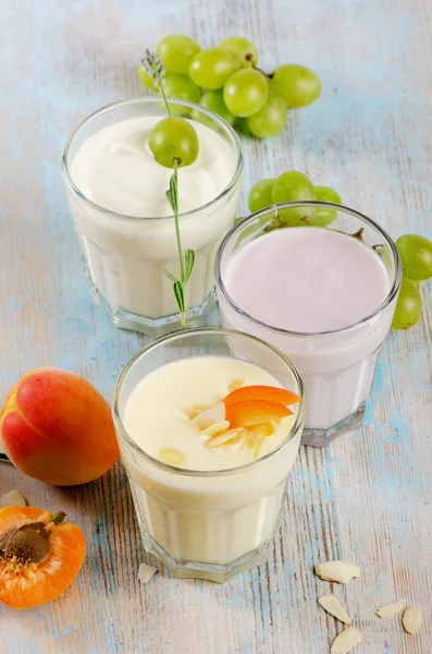 Świeże owoce, jogurt — Zdjęcie stockowe