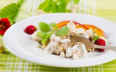 sağlıklı bir kahvaltı - müsli ve meyveler