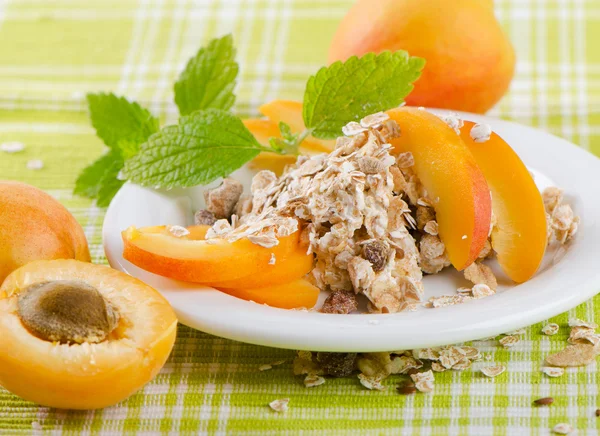 Hälsosam frukost - müsli och frukt — Stockfoto