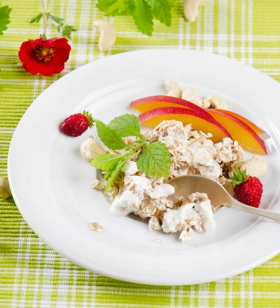 Healthy breakfast - muesli and fruits — Stock Photo, Image