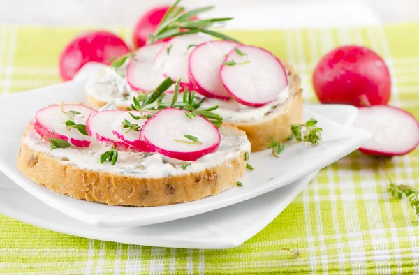 Fresh sandwiches with radish — Stock Photo, Image