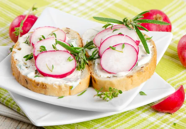 Fresh sandwiches with radish — Stock Photo, Image