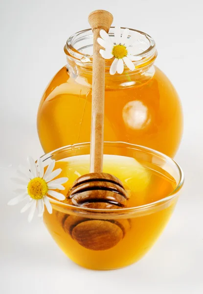 Мед в стеклянных банках — стоковое фото