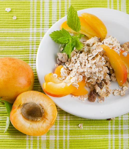 Terveellinen aamiainen - mysli ja hedelmät — kuvapankkivalokuva
