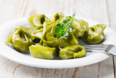 İtalyan sağlıklı gıda - yeşil ıspanak tortellini