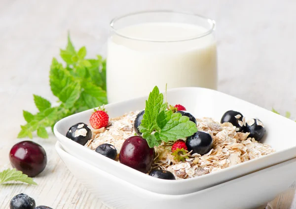 Desayuno saludable - muesli, leche y bayas — Foto de Stock