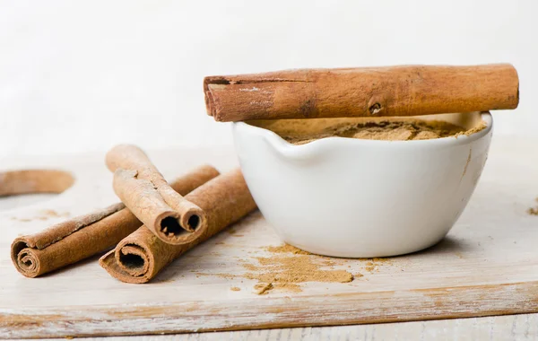 Cinnamon sticks and meal — Stock Photo, Image