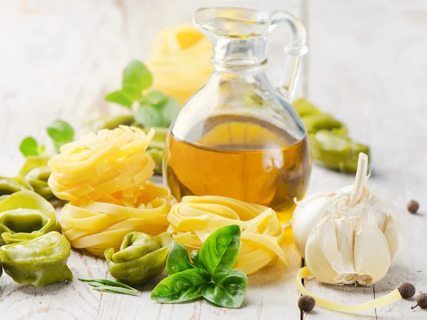 Italské zdravé potraviny - těstoviny a olivový olej — Stock fotografie