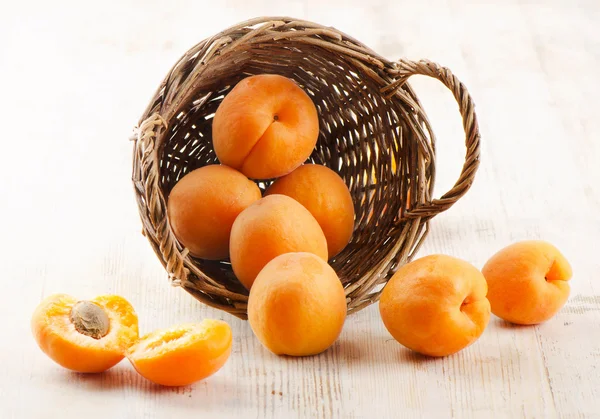Frische Aprikosen im Korb — Stockfoto