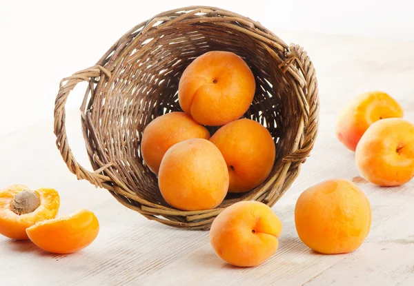 Свежие абрикосы в корзине — стоковое фото