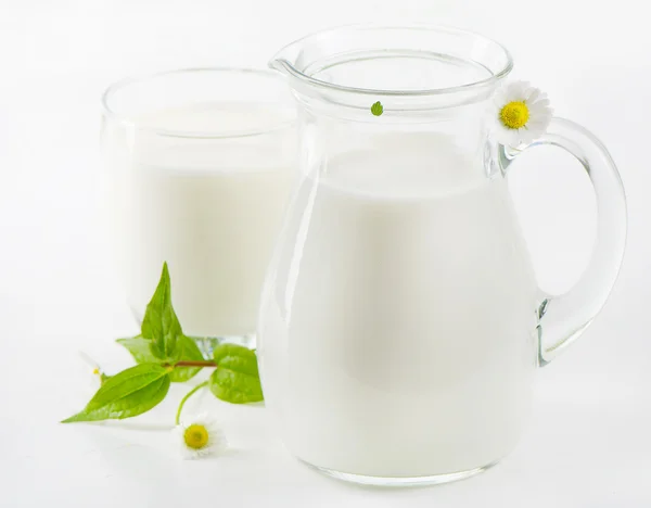 Glas kruik en glas met melk — Stockfoto